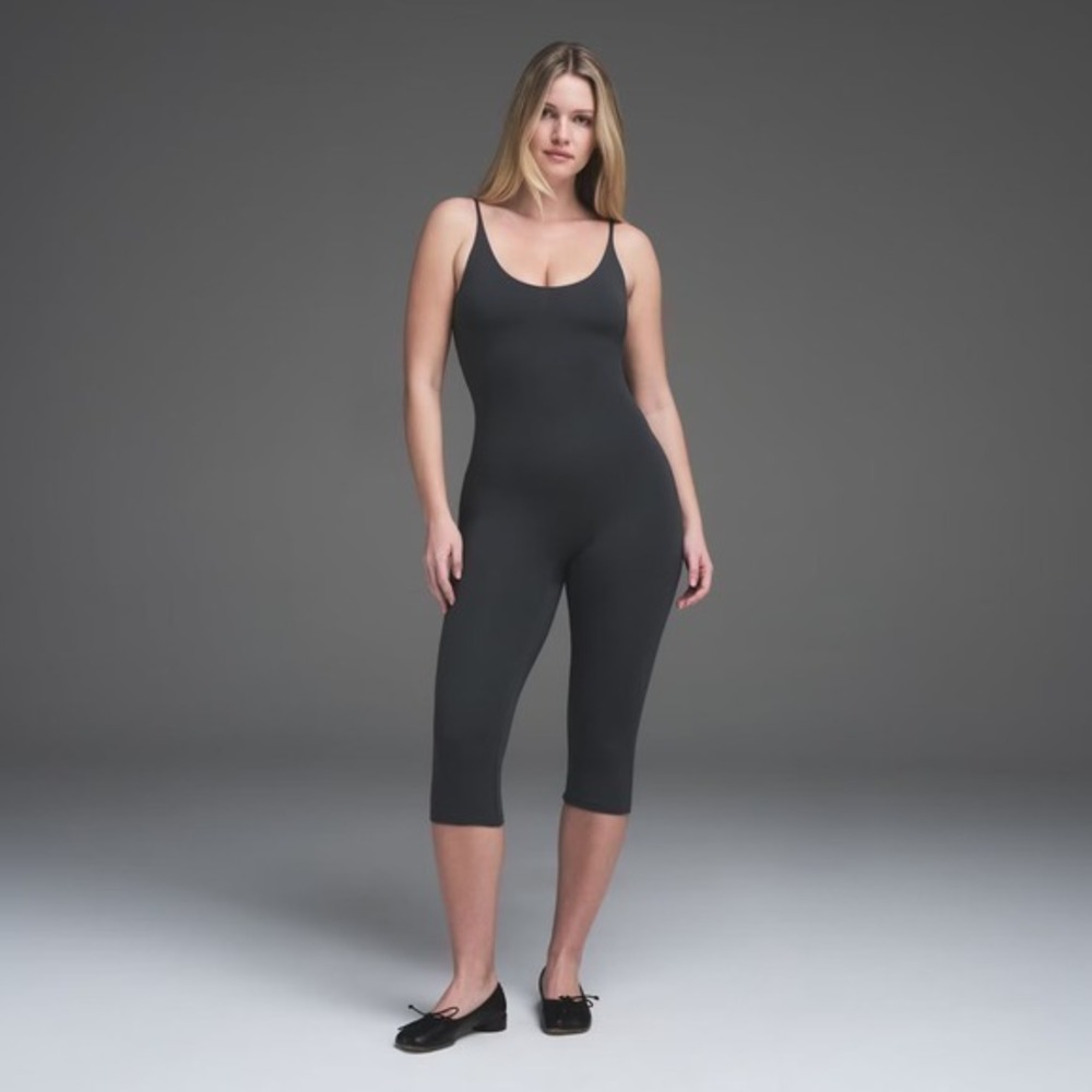 Skims smooth lounge kimpy strap catsuit 
Color graphite